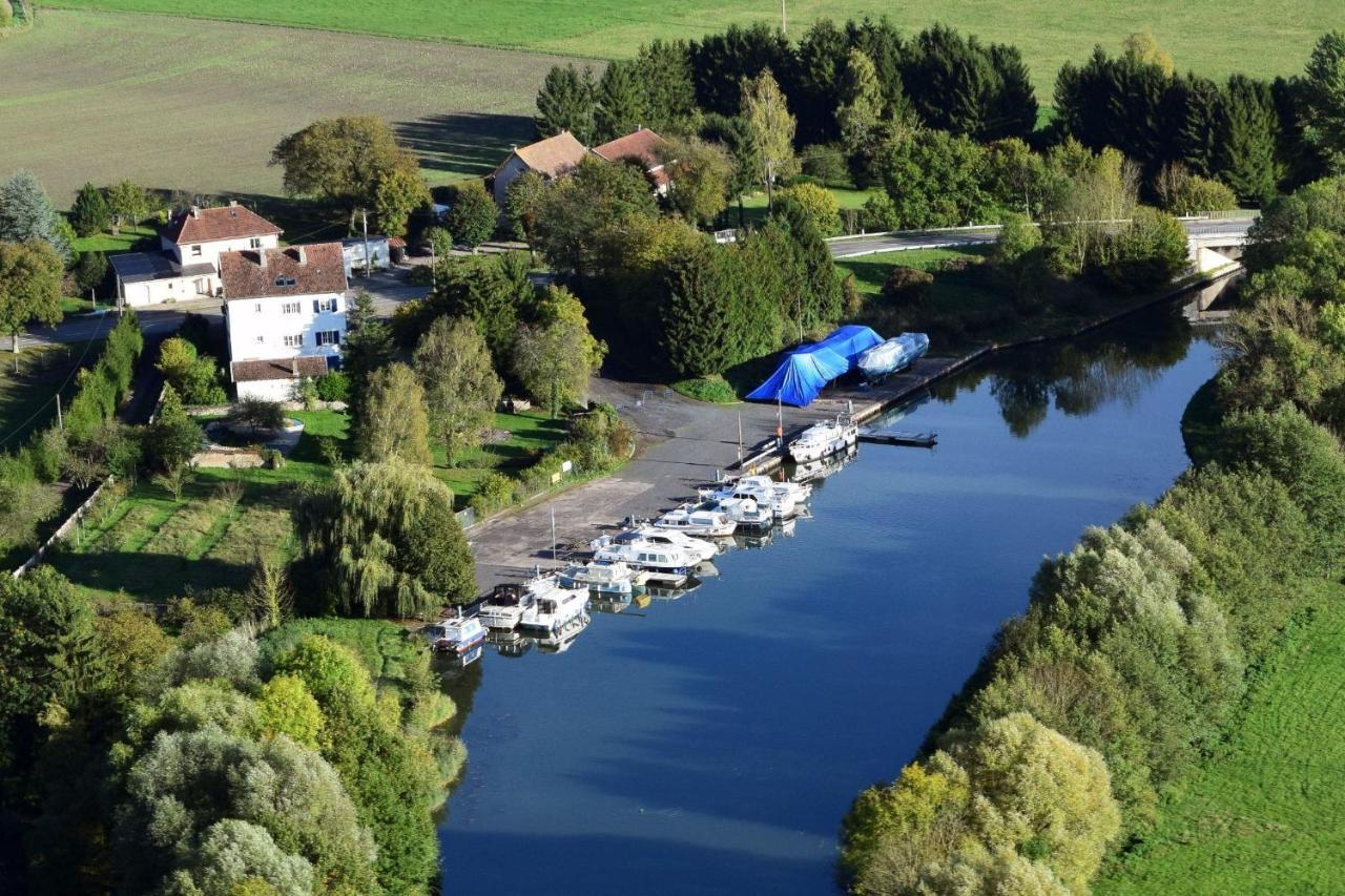 Вилла Domaine Du Port Sainte Marie Maizieres-les-Vic Экстерьер фото